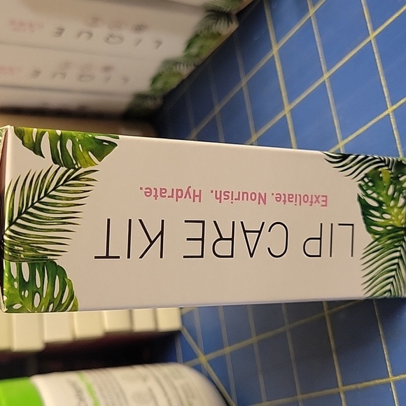 Lique Lip Balm 6g & Scrub 4g Kit NIP - Ambitious - Picture 3 of 4